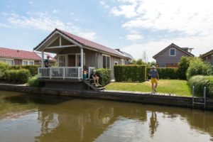 Huisje aan het water in Friesland